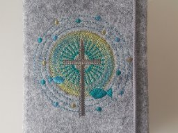 Kreis mit Fischen -  petrol